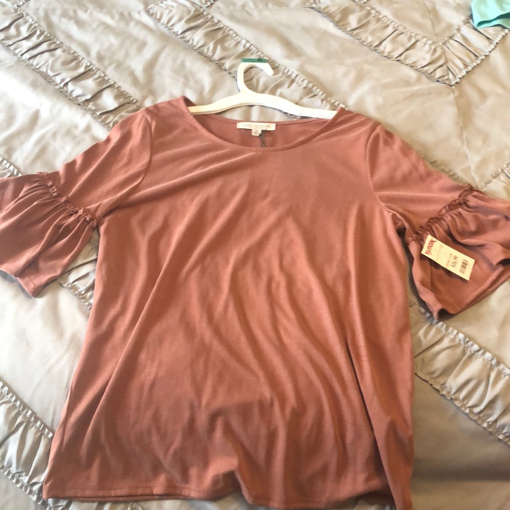 Flare sleeve top.
